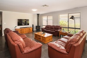 Smart TV, fireplace, DVD player, ping pong - Busselton Broadwater Holiday Home (Broadwater)