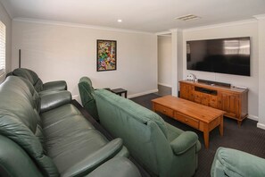 Älytelevisio, takka, DVD-soitin, pöytätennispöytä