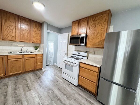 Private kitchen - Walk to Starbucks, Anschutz, Dining; 5 King Bedrooms / 5 Full Bathrooms (Aurora)