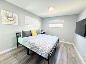 5 bedrooms, iron/ironing board, Internet, bed sheets
