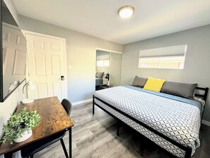 5 bedrooms, iron/ironing board, internet, bed sheets - Walk to Starbucks, Anschutz, Dining; 5 King Bedrooms / 5 Full Bathrooms (Aurora)