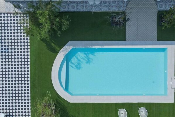 A rectangular swimming pool with a tiled deck surrounding it. - Arpo Pool Villa Riverside Bangkok (Bangkok)