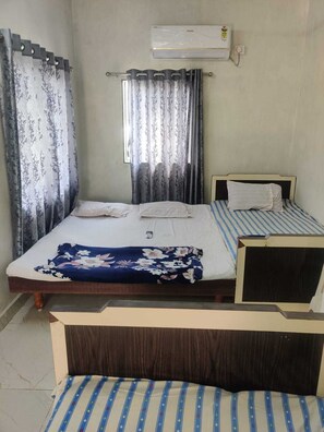 Family Room, Air conditioning | Desk, laptop workspace, free WiFi