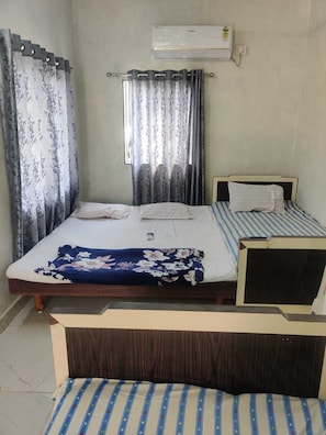 Family Room, Air conditioning | Desk, laptop workspace, free WiFi