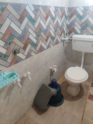 Buồng tắm vòi sen, đồ dùng nhà tắm được thiết kế riêng, khăn tắm