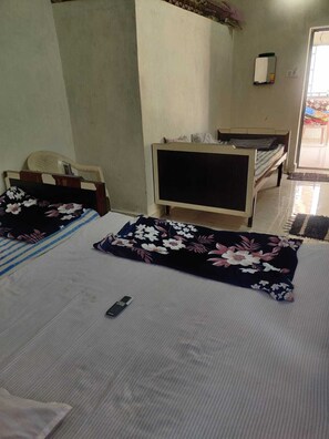 Family Room, Air conditioning | Desk, laptop workspace, rollaway beds, free WiFi