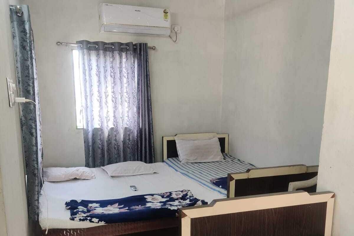 Family Room, Air conditioning | Desk, laptop workspace, free WiFi