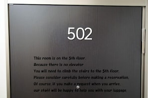 Eine Tür mit der Nummer 502.