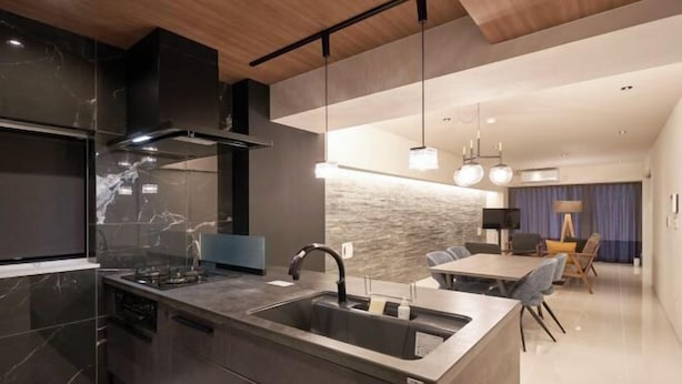 A modern kitchen with a central island, built-in oven, and a dining area with a table and chairs. - CREAL premier Akasaka (Tokyo)