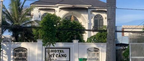A building with a sign that reads 'HOTEL MY CANG.'