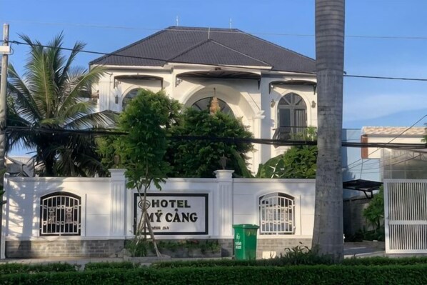 A building with a sign that reads 'HOTEL MY CANG.' - Hotel My Cang (Tra Vinh)