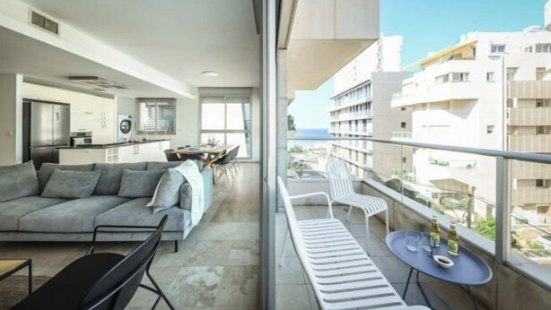 A modern apartment with a balcony, a dining area, and a kitchen. - Chic 3BR Apt with Balcony, Mamad (Tel Aviv)