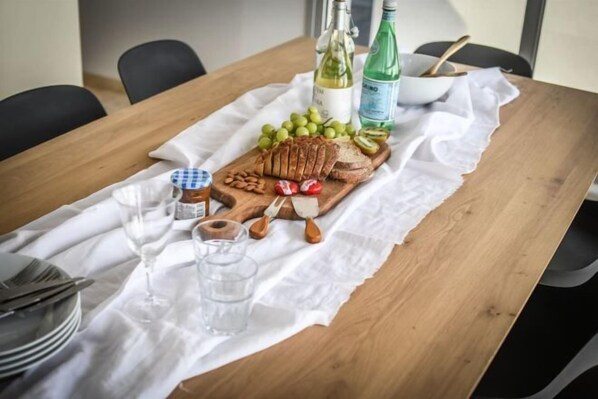 Restaurant - Chic 3BR Apt with Balcony, Mamad (Tel Aviv)