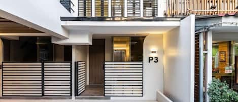 المنشأة من الخارج