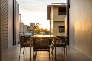 Outdoor dining - P Villas Patong (Phuket)