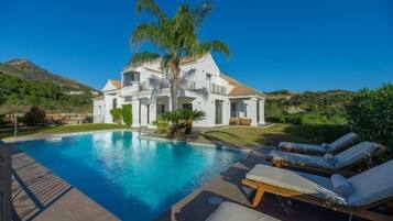 Hồ bơi ngoài trời