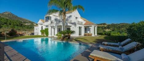 สระว่ายน้ำกลางแจ้ง