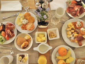 Daily buffet breakfast (JPY 1000 per person)
