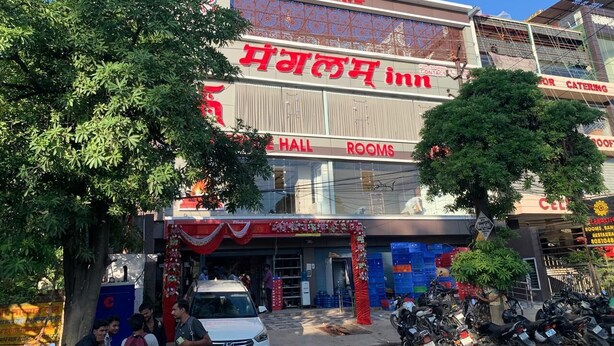 A building with a sign for "Hall Rooms" and a large sign for "Mahal Mahal Inn". - MANGLAM INN (Lucknow)
