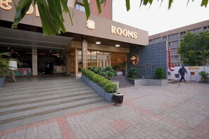Property entrance - Hotel Saubhagya Ahmedabad (Ahmedabad)