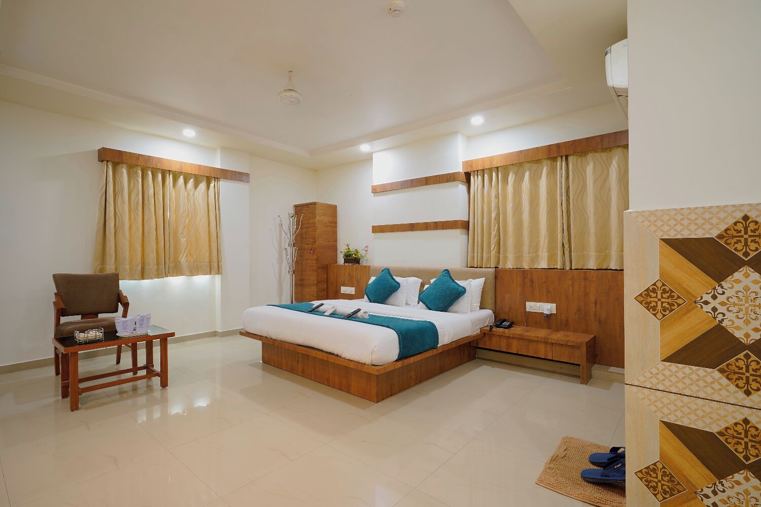 Un dormitorio con cama, mesita de noche, silla y armario.