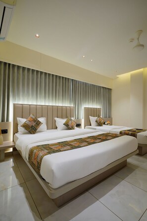 Executive Room | Desk - Hotel Saubhagya Ahmedabad (Ahmedabad)