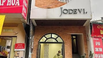 Une devanture de magasin portant l’inscription « JODEVI » au-dessus de l’entrée.