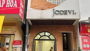Une devanture de magasin avec une enseigne portant l’inscription « JODEVI ».