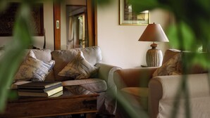 Villa de lujo, balcón, vistas al jardín | Zona de estar