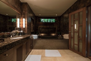 Villa Luxe, balcon, vue jardin | Salle de bain