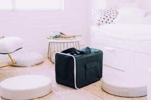 Une chambre à coucher comprenant un lit, une table de chevet, une chaise et une petite table ronde.