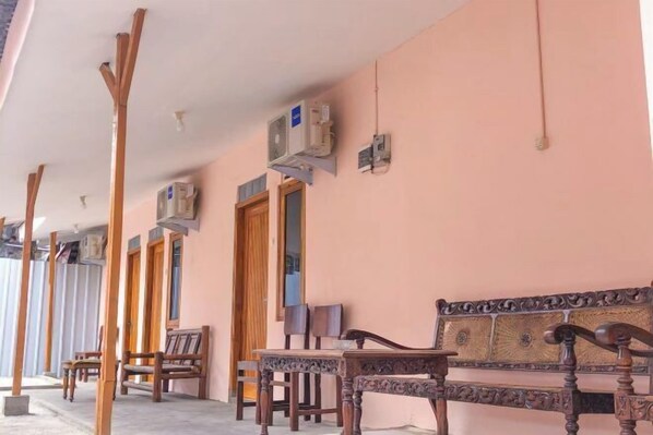 Outdoor dining - Wahyu Putri House Yogyakarta (Kraton)