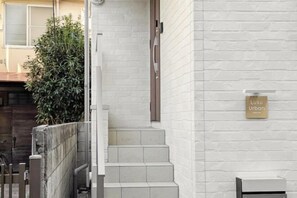 Exterior - 1 stop to Shinjuku 13 min to Shibuya Private house rental LUXU Urban Shinjuku (Tokyo)