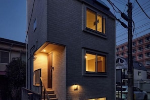 Exterior - 1 stop to Shinjuku 13 min to Shibuya Private house rental LUXU Urban Shinjuku (Tokyo)
