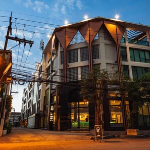 Un edificio moderno con un design angolare unico, ampie finestre e un ingresso luminoso.