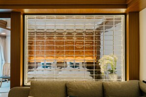 A room with a large window featuring a grid of reflective glass panes. - Wangkaew Hotel, Phitsanulok (Phitsanulok)