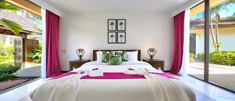 Habitación de hotel moderna con una cama grande, dos mesitas de noche y vistas al exterior.