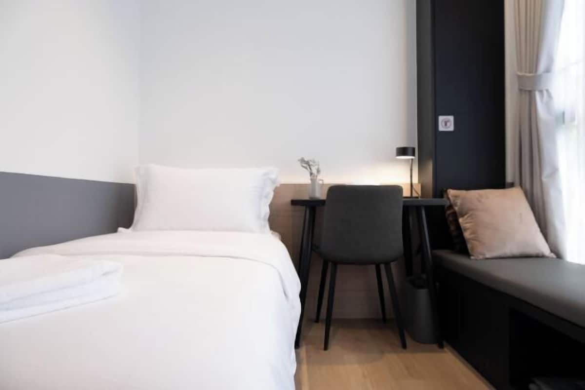 Iron/ironing board, cribs/infant beds