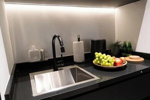 Iron/ironing board, cribs/infant beds - VicHaus Serviced Apartment (Singapore)