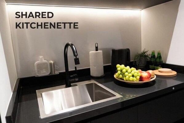 Cribs/infant beds - VicHaus Serviced Apartment (Singapore)