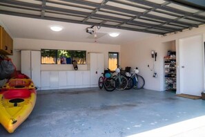 Parking - Spacious Eastern Beach Home - 1 Min from Beach! (Auckland)