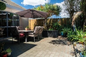 Garden - Spacious Eastern Beach Home - 1 Min from Beach! (Auckland)