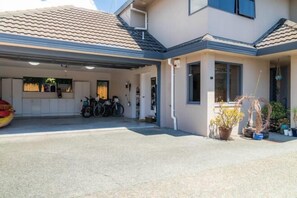 Room - Spacious Eastern Beach Home - 1 Min from Beach! (Auckland)