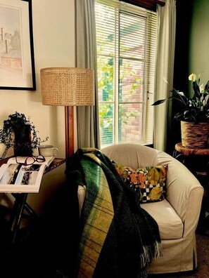 TV - Peaceful garden setting + Private deck (Gardners Bay)