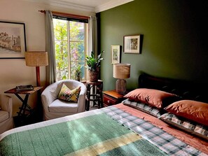 1 bedroom, iron/ironing board, WiFi, bed sheets - Peaceful garden setting + Private deck (Gardners Bay)