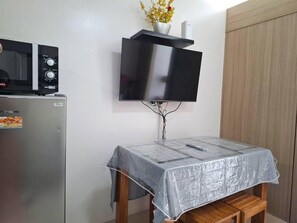 Standard Apartment, City View | Living area