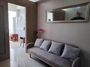 Standard Apartment, City View | Living area