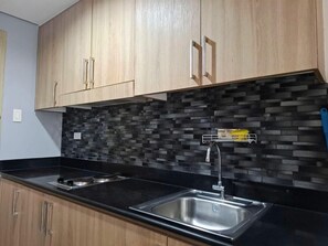 Standard Apartment, City View | Private kitchen | Microwave, stovetop, cookware/dishes/utensils