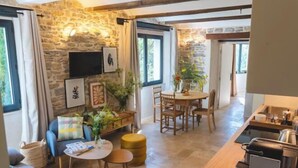 Ein gemütliches Interieur mit Steinwand, Essbereich und Küche.