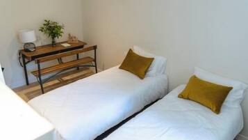 Cribs/infant beds